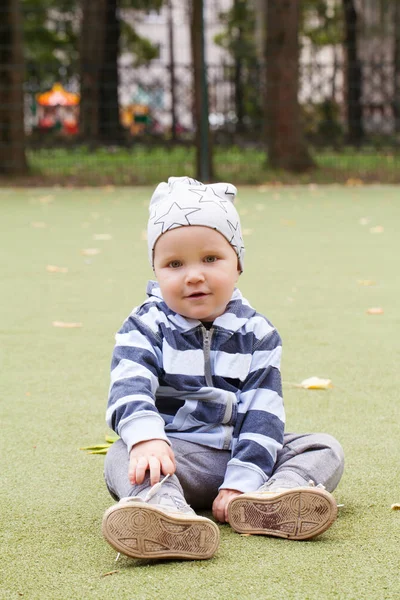 Pequeno Menino Sentado Parque Infantil Livre — Fotografia de Stock