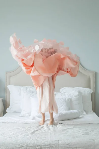Niedliches Kleines Mädchen Blasendem Rosa Kleid Das Hause Spaß Hat — Stockfoto