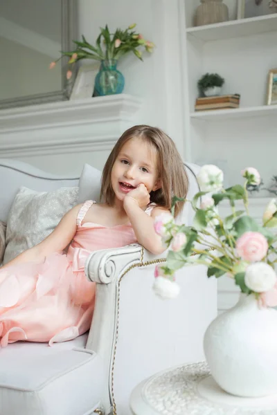 Felice Bambina Abito Rosa Divertirsi Casa — Foto Stock