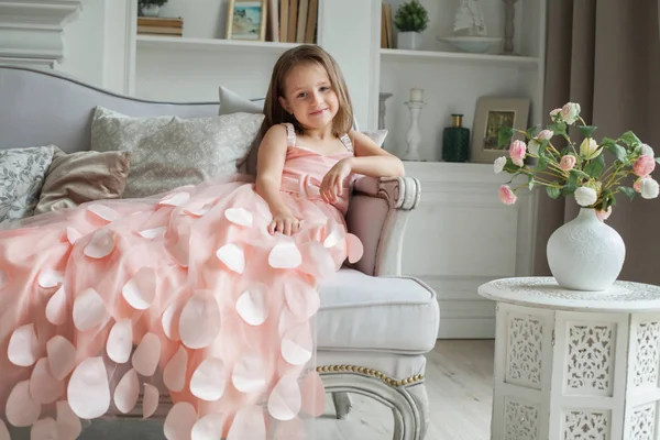 Ragazza Sorridente Abito Rosa Seduta Sul Divano Casa — Foto Stock