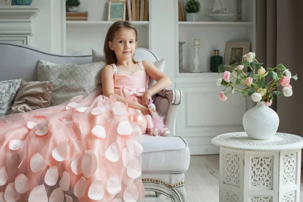 Menina Bonito Criança Vestido Rosa Casa — Fotografia de Stock