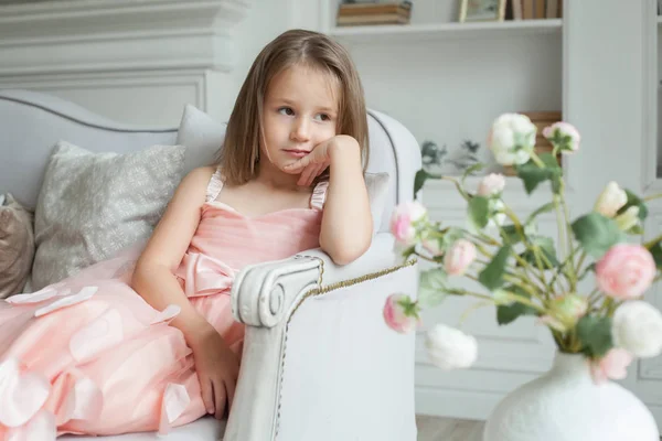 Dziecko Dziewczynka Różowej Sukience Odpoczynek Domu — Zdjęcie stockowe