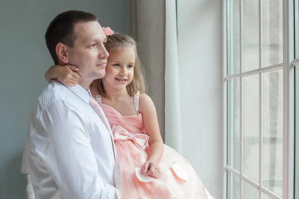 Vater Und Kleine Tochter Blicken Gemeinsam Auf Fenster — Stockfoto