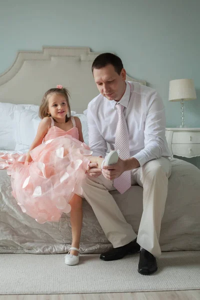 Padre Aiuta Mettersi Scarpe Sua Figlia — Foto Stock