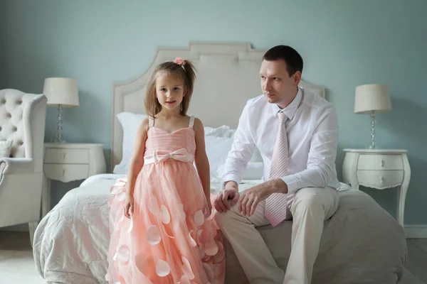 家で一緒に父と若い娘 — ストック写真