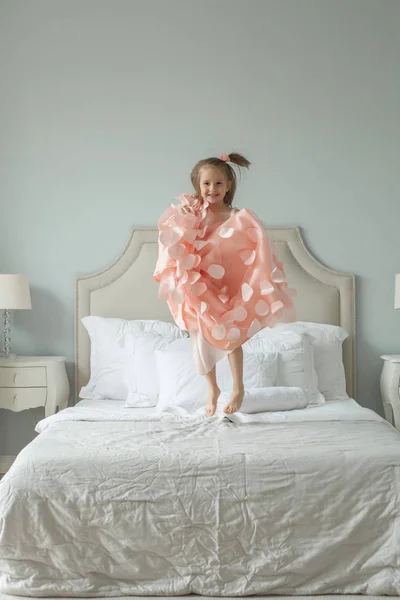 ベッド 小児コンセプトの上ジャンプかわいい女の子 — ストック写真