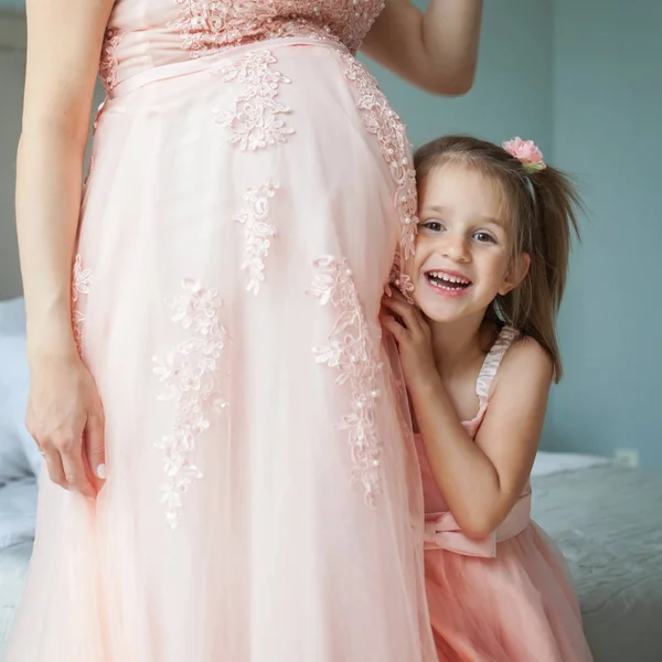 Figlia Felice Madre Incinta Bambina Pancia Incinta — Foto Stock