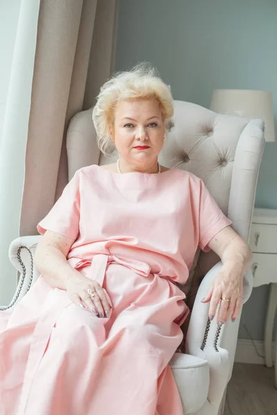 自宅に美しい年上の女性の肖像画 — ストック写真