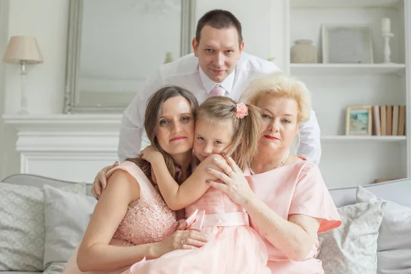 Feliz Abrazo Familiar Abuela Madre Hija Padre Mujer Mayor Hombre — Foto de Stock