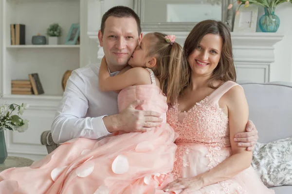 Glückliche Familie Hause Lächelnde Mutter Vater Tochter — Stockfoto