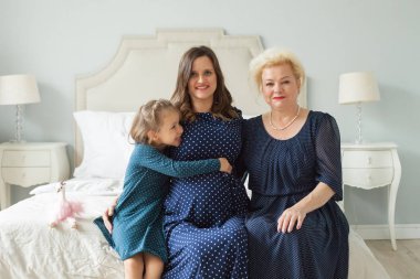 Yetişkin kızı ve küçük torunu ile büyükanne. Mutlu bir aile