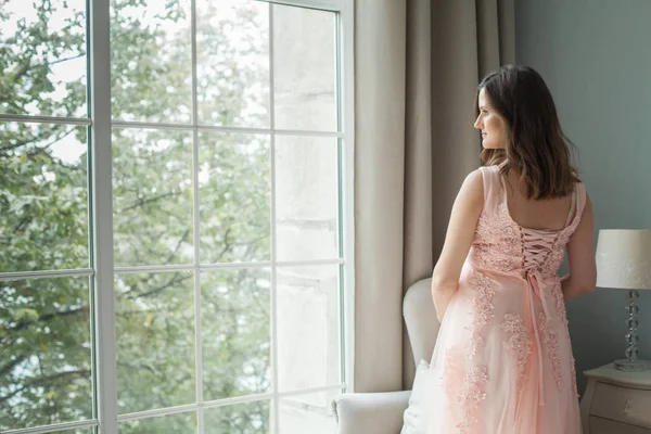 Hermosa Mujer Embarazada Vestido Rosa Toma Mano Vientre Casa Concepto — Foto de Stock