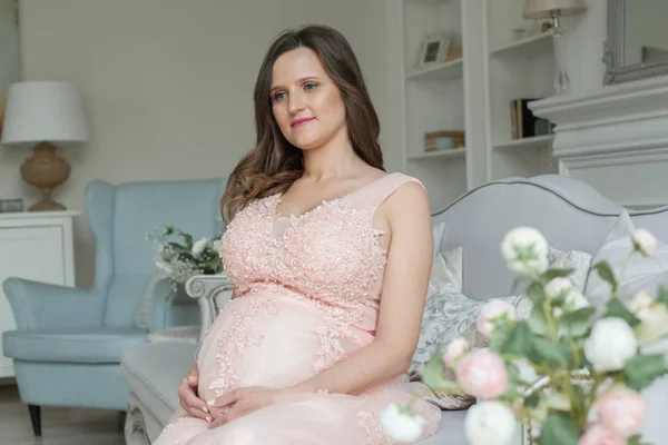 Mujer Embarazada Vestido Rosa Casa Concepto Embarazo Maternidad Preparación Expectativa —  Fotos de Stock