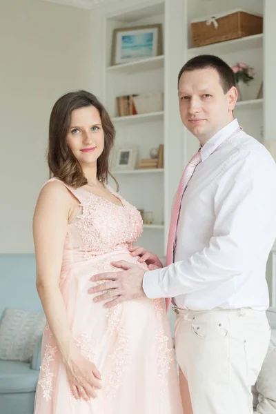 Lycklig Man Vidrör Magen Leende Gravid Kvinna Hemma — Stockfoto