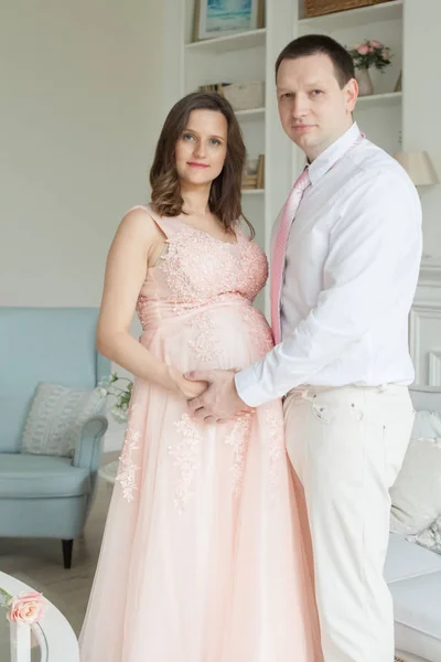 Gelukkig Man Knuffelen Zijn Zwangere Vrouw Thuis Zwangerschap Mensen Concept — Stockfoto