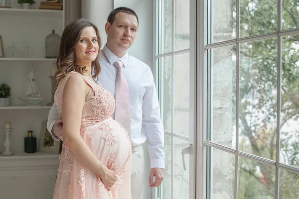 Zwangere Paar Man Lijmen Zijn Zwangere Vrouw — Stockfoto