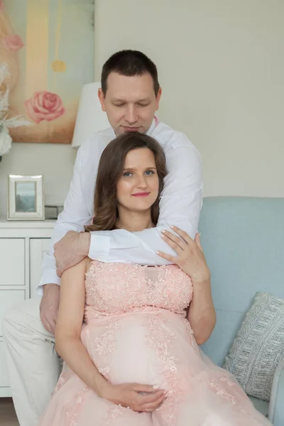 Zwangerschap Mensen Concept Gelukkig Man Zijn Zwangere Vrouw Thuis Knuffelen — Stockfoto