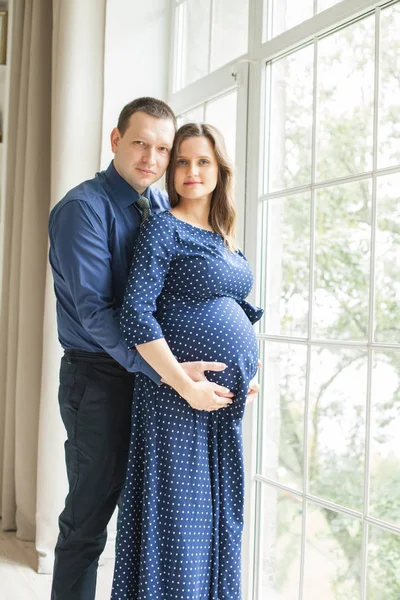 Šťastný Těhotný Pár Doma — Stock fotografie