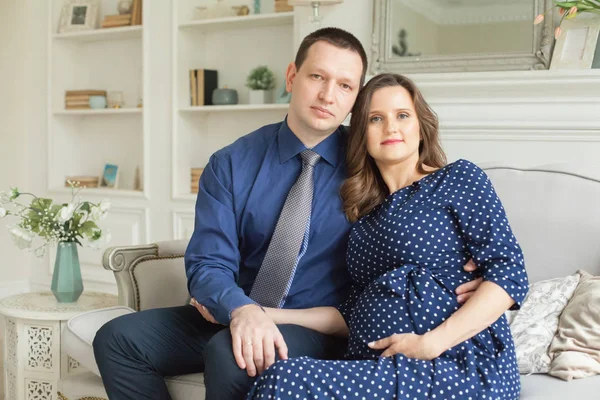 家中快乐的怀孕夫妇的画像 — 图库照片