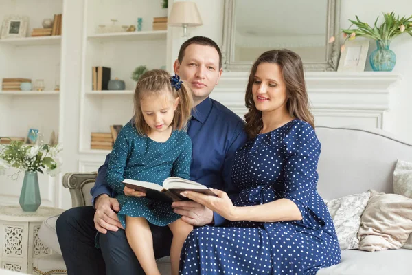 Счастливая Семья Мать Отец Дочь Вместе Читают Книгу Дома — стоковое фото