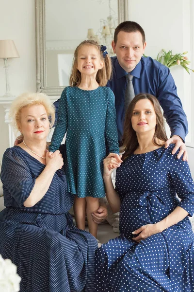 Feliz Retrato Familiar Sonriente Madre Hija Padre Abuela Casa — Foto de Stock