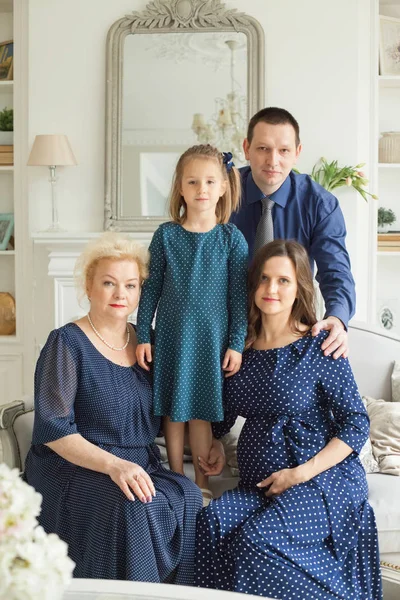 Familia Feliz Sonriente Madre Hija Padre Abuela Casa Tres Generaciones — Foto de Stock