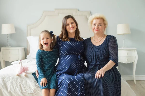 Büyükanne Yetişkin Kızı Küçük Torunu Mutlu Aile Portresi — Stok fotoğraf
