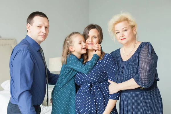 Kuschelfamilie Mutter Tochter Vater Und Großmutter Seniorin Mann Schwangere Erwachsene — Stockfoto