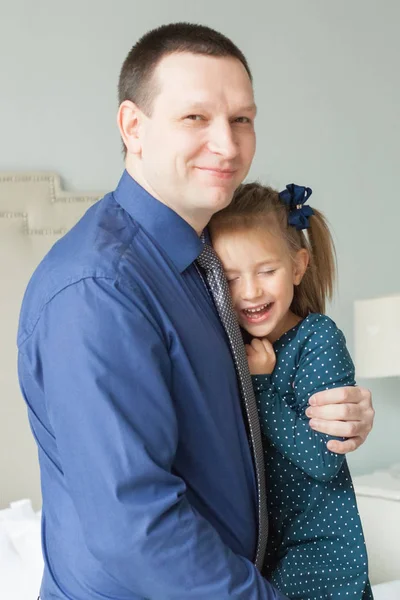 Hija Feliz Con Padre Casa — Foto de Stock