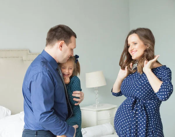 Familia Casa Madre Padre Hijo Divirtiéndose Casa — Foto de Stock