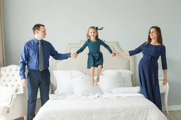 Jag Flyger Lycklig Familj Hoppar Sängen Mor Far Dotter Föräldrarnas — Stockfoto