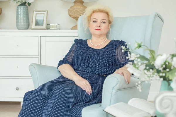 Porträtt Vacker Äldre Kvinna Vilar Hemma — Stockfoto