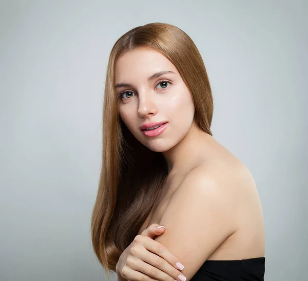 Mulher Bonito Com Longos Cabelos Castanhos Saudáveis Retrato Pele Clara — Fotografia de Stock