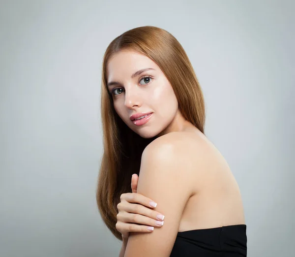 Hermosa Mujer Con Cabello Largo Saludable Piel Fresca Cosmetología Belleza — Foto de Stock