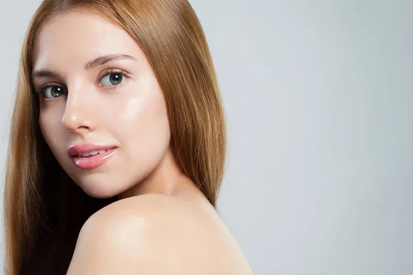 Piękna Młoda Kobieta Twarz Zbliżenie Zdrowe Włosy Brązowe Świeżej Skóry — Zdjęcie stockowe