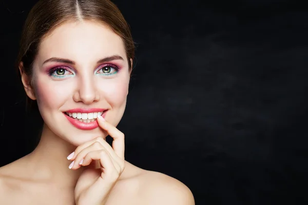 Krásná Ženská Tvář Perfektní Make Roztomilý Zubatý Úsměv — Stock fotografie