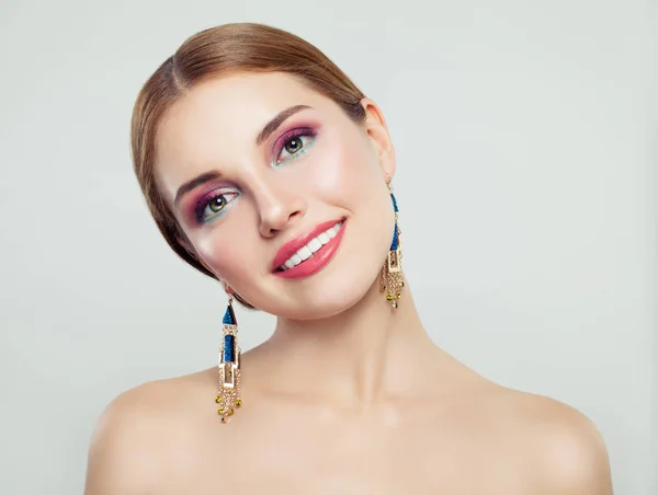 Tökéletes Fiatal Mosolyog Női Szépség Portré Smink Arany Fülbevaló — Stock Fotó
