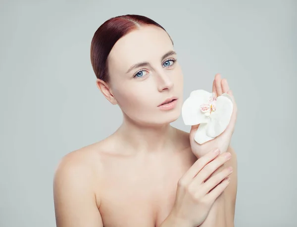 Spa Vrouw Met Gezonde Huid Bloem Witte Achtergrond Wellness Schoonheid — Stockfoto