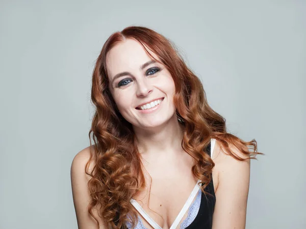 幸せな赤毛の女性は笑みを浮かべて ポートレート クローズ アップ — ストック写真