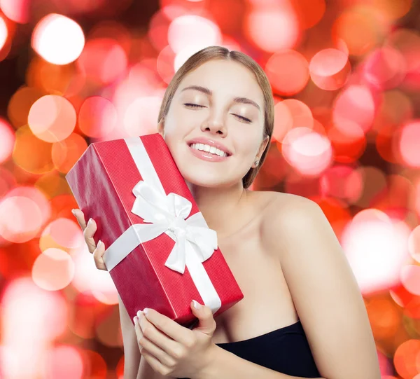 Gelukkige Vrouw Met Rode Geschenkdoos Partij Glitter Achtergrond — Stockfoto