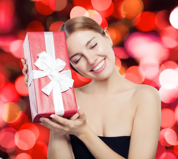 Gelukkige Vrouw Plezier Met Cadeau Mooi Meisje Bokeh Glitter Achtergrond — Stockfoto