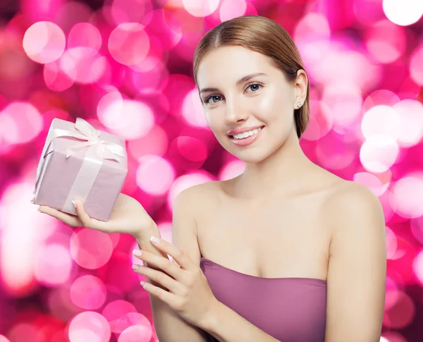 Lachende Vrouw Met Roze Gift Viering Bokeh Achtergrond — Stockfoto