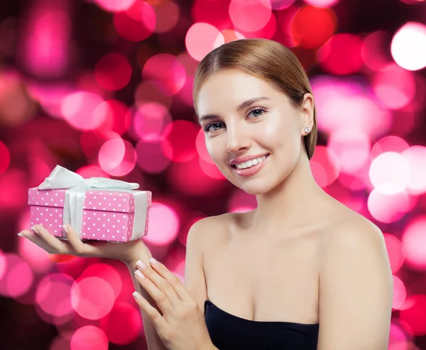 Happy Verlaten Vrouw Bedrijf Roze Cadeau Glimlachen — Stockfoto