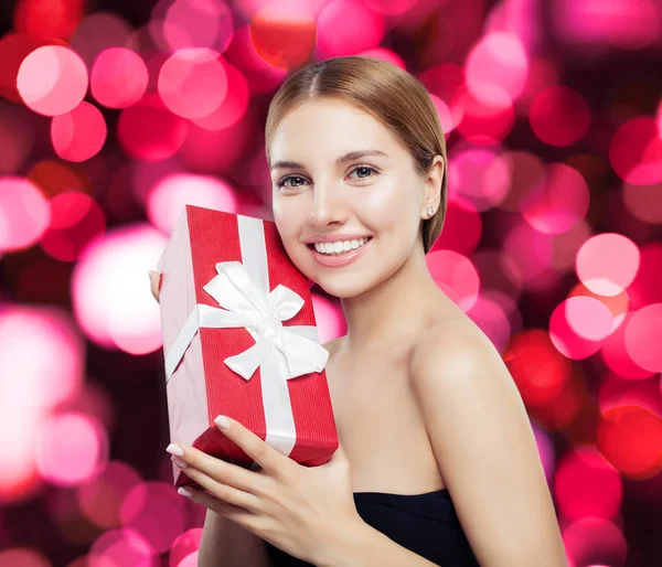 Gelukkig Mooie Vrouw Houden Van Rode Cadeau Glimlachend Achtergrond Bokeh — Stockfoto