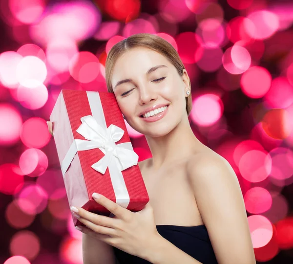 Leuke Vrouw Houden Van Rode Cadeau Glimlachen — Stockfoto