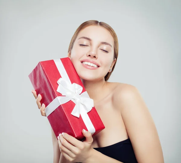 Mooie Vrouw Fotomodel Holding Rode Cadeau Glimlachen — Stockfoto