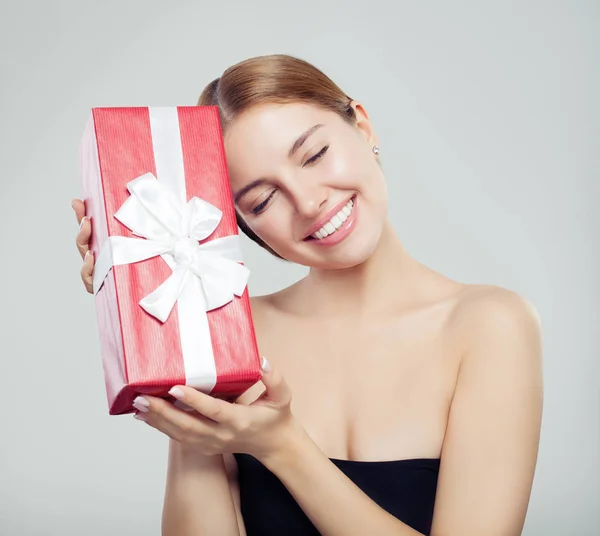 Vrolijke Vrouw Fotomodel Holding Cadeau Glimlachen — Stockfoto