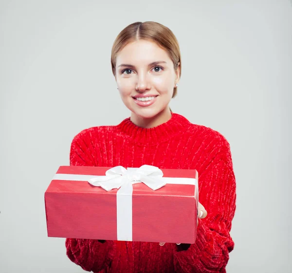 Rode Geschenkdoos Met Witte Zijdeachtige Lint Vrouwelijke Hand — Stockfoto