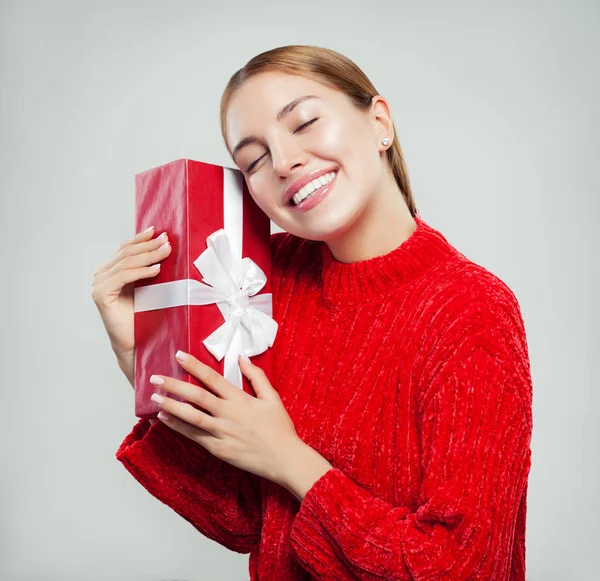 Mooie Jonge Vrouw Rode Trui Meisje Met Cadeau — Stockfoto