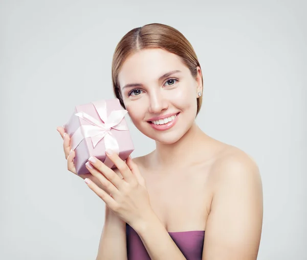 Jolie Femme Avec Cadeau Sur Fond Blanc — Photo